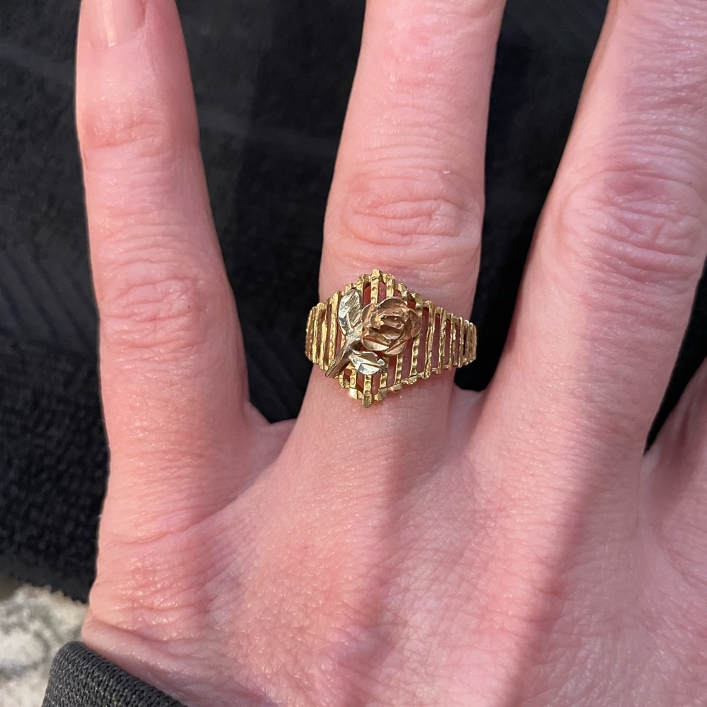 10 karat yellow gold ring with rose gold flower size 6
